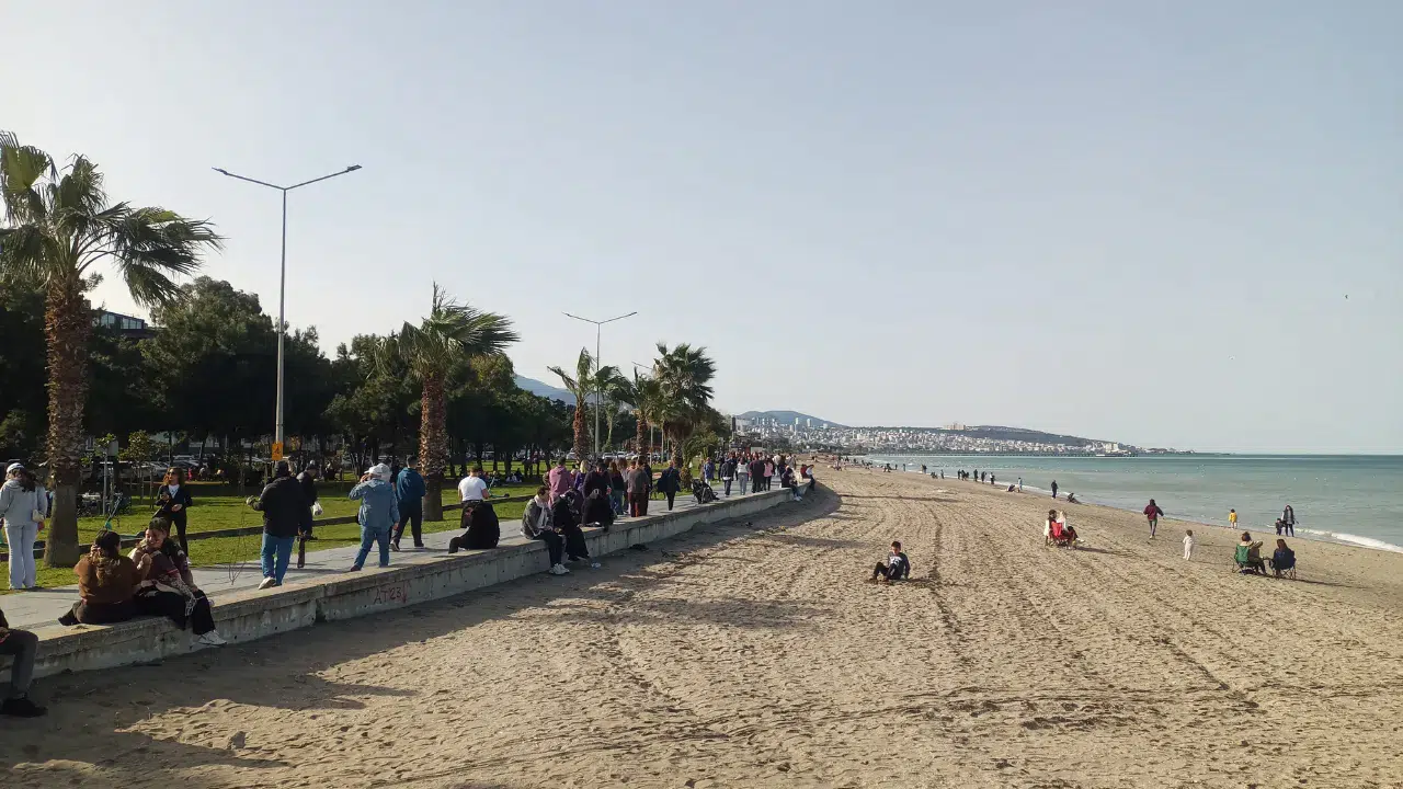 Samsun'da bahar havasını gören vatandaşlar sahile akın etti