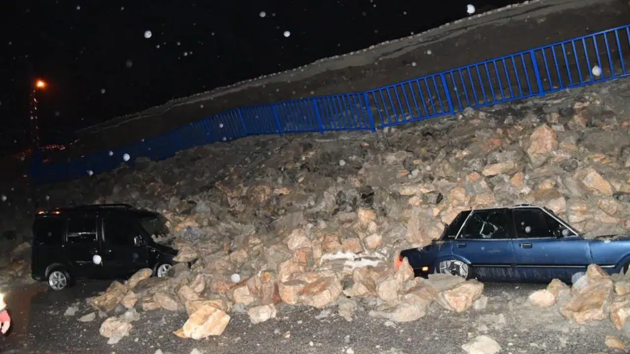 Hatay'da istinat duvarı, 7 aracın üzerine çöktü