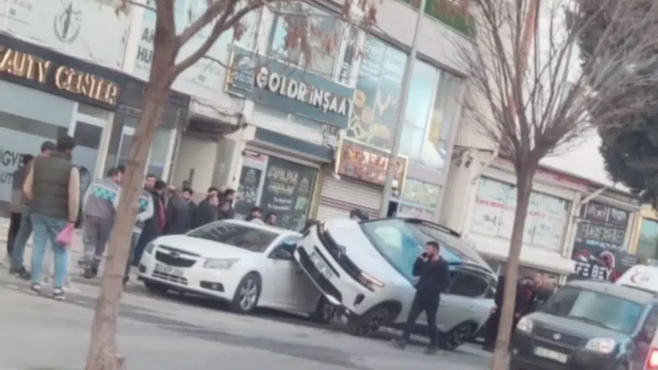 Mardin'de kaza : Araç kadın öğretmene çarptı