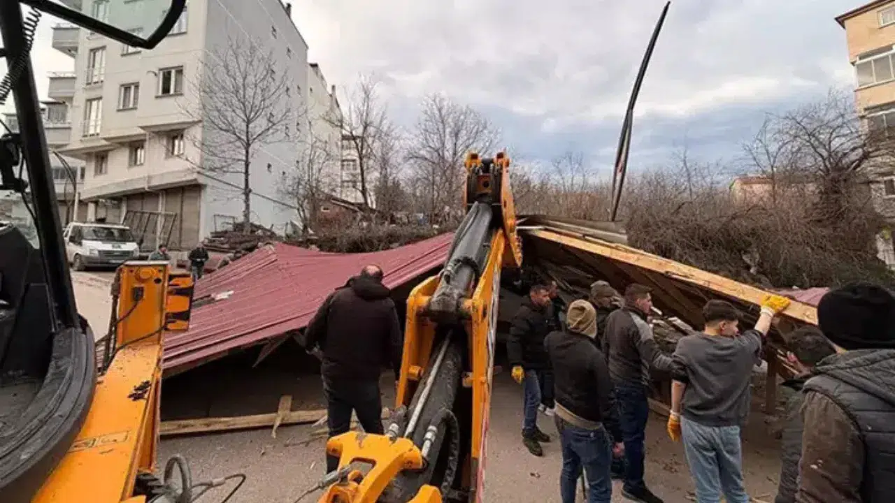 Ordu'da fırtına kabusu : 11 evin çatısı uçtu, ağaçlar devrildi