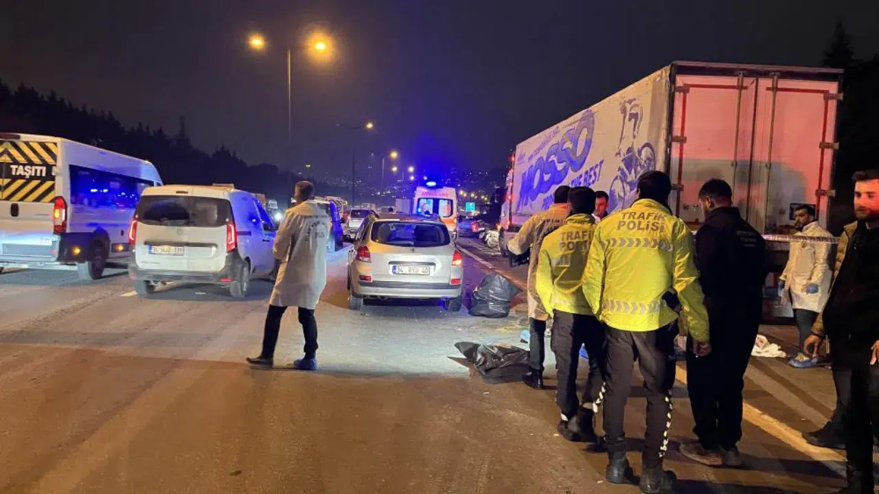 Başakşehir TEM'de feci kaza : Tıra çarpan motosiklet sürücüsü öldü