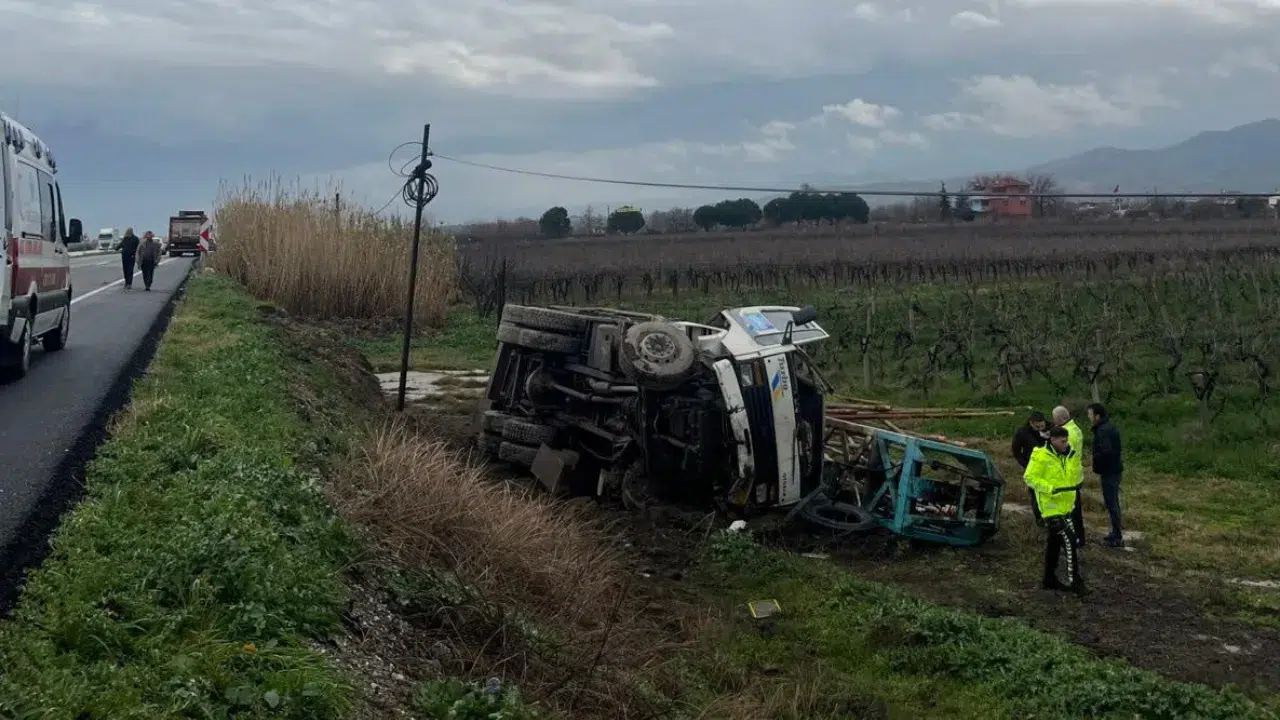 Manisa'da bir kamyon çekiciden şarampole uçtu
