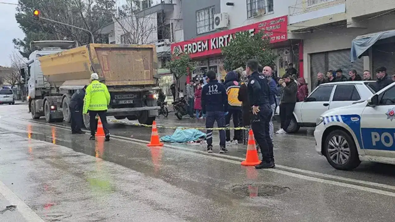 Adana'da karşıya geçerken tırın çarptığı yaya öldü : Aynı yerde 2 gün önce eşine de araba çarpmış