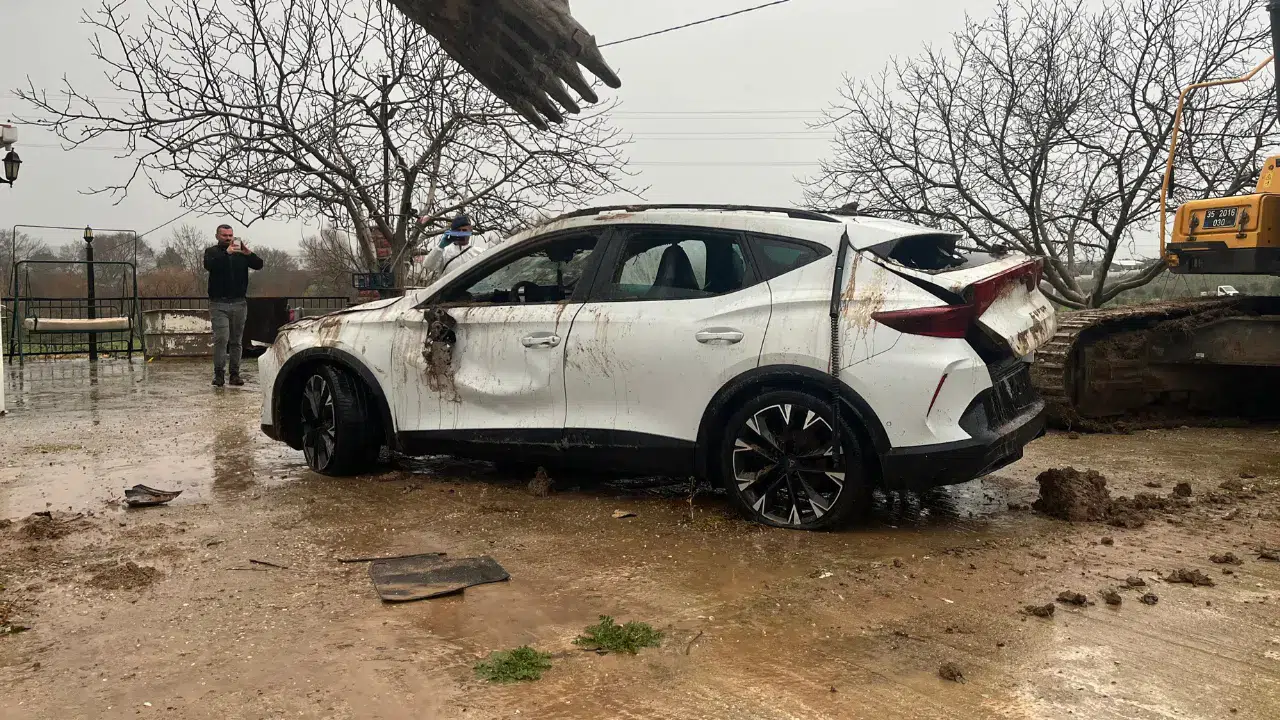 İzmir Menderes'te dere yatağına devrilen otomobilde ölen iki kardeşin cenazeleri teslim alındı