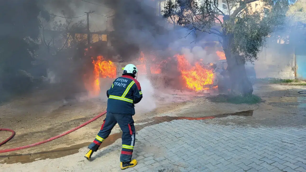 Nazilli’de feci yangın : Park halindeki iki araç kül oldu