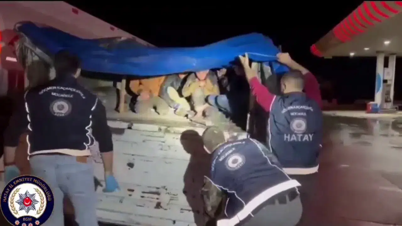 Hatay'da tır dorsesinde 12 kaçak göçmen yakalandı : 4 kişi tutuklandı