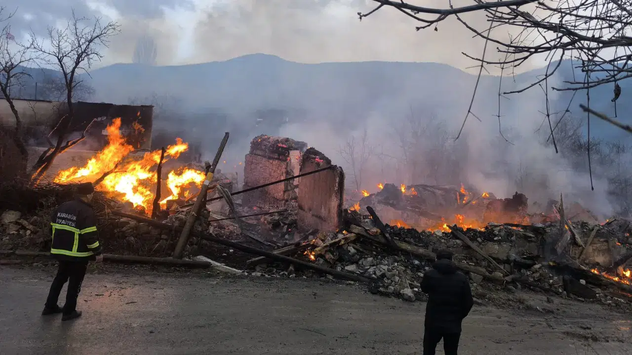 Karabük’te korkutan köy yangını : 4 ev ve bir ahır küle döndü