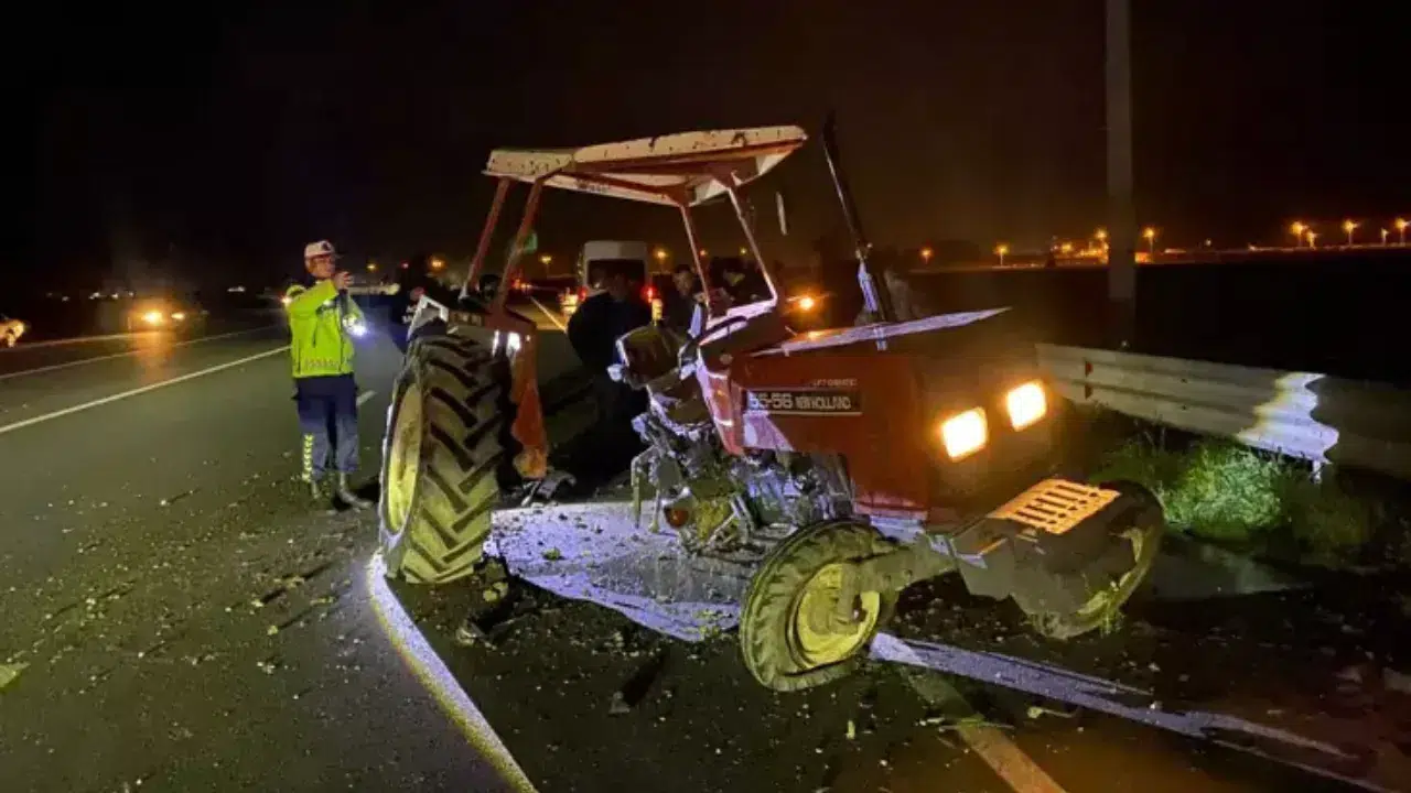 Adana Ceyhan’da feci kaza : Otomobilin çarptığı traktör ikiye ayrıldı , 1’i ağır 6 yaralı