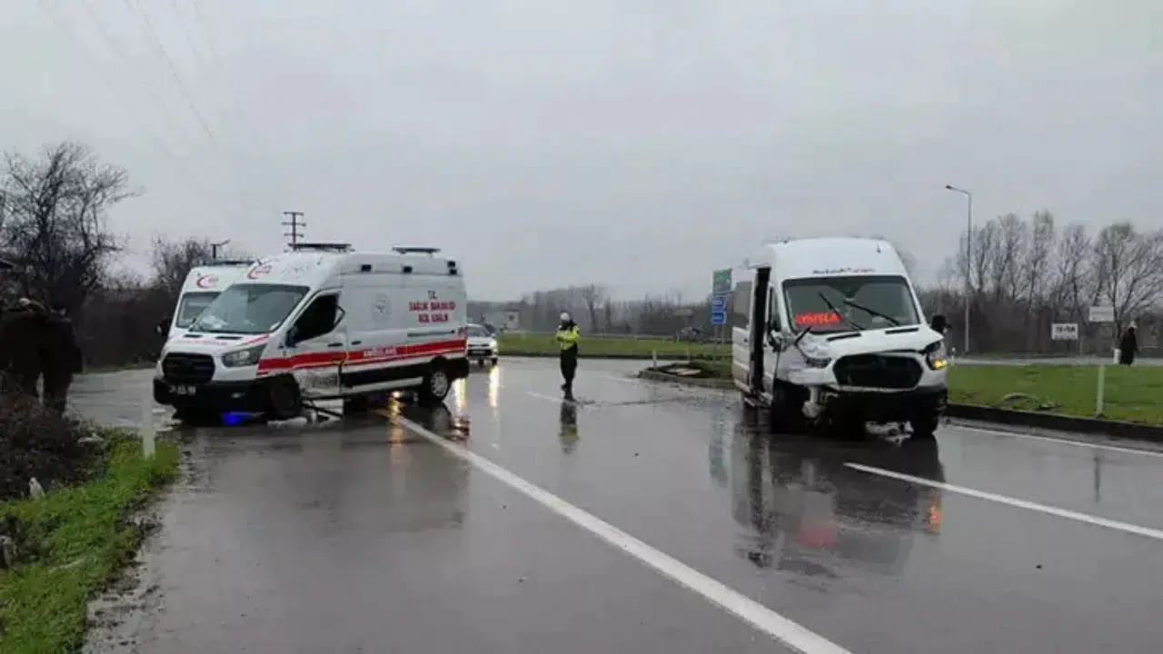 Sakarya'da ambulans ile servis minibüsü çarpıştı : 3'ü sağlık personeli 10 yaralı