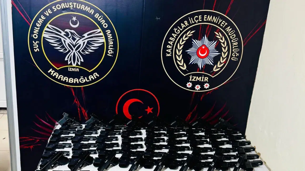 İzmir'de güvercin kafesine gizlenmiş 124 tabanca ele geçirildi