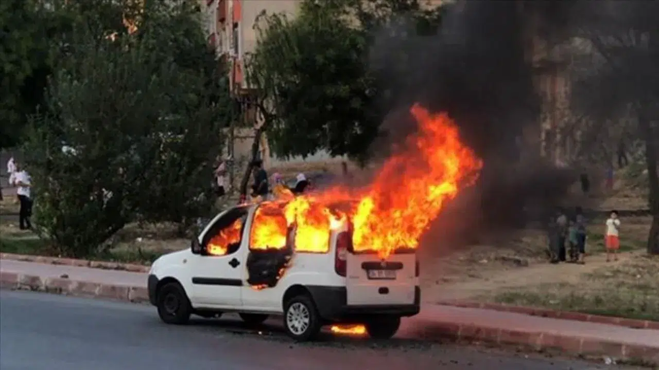 Balıkesir'de faciadan dönüldü : Seyir halindeki araç alev aldı , sürücü son anda kurtuldu