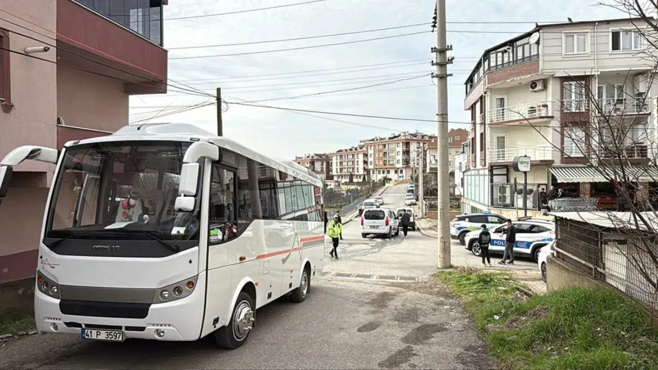 Kocaeli'de servis aracının çarptığı ilkokul öğrencisi Elanur hayatını kaybetti
