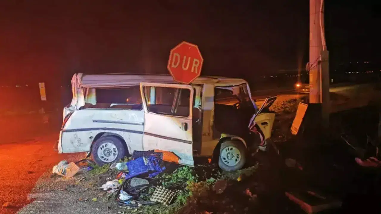 Bursa'da minibüs ile kamyon çarpıştı : Yaralılar var