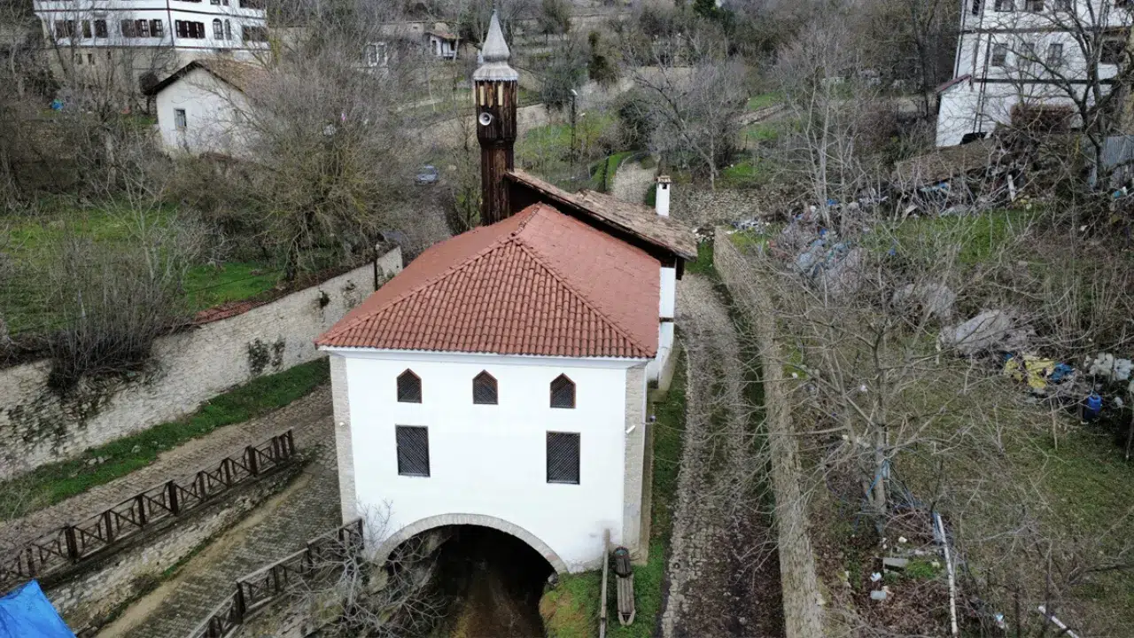 Safranbolu’da altından dere geçen tarihi Lütfiye Camisi turistlerin ilgi odağı