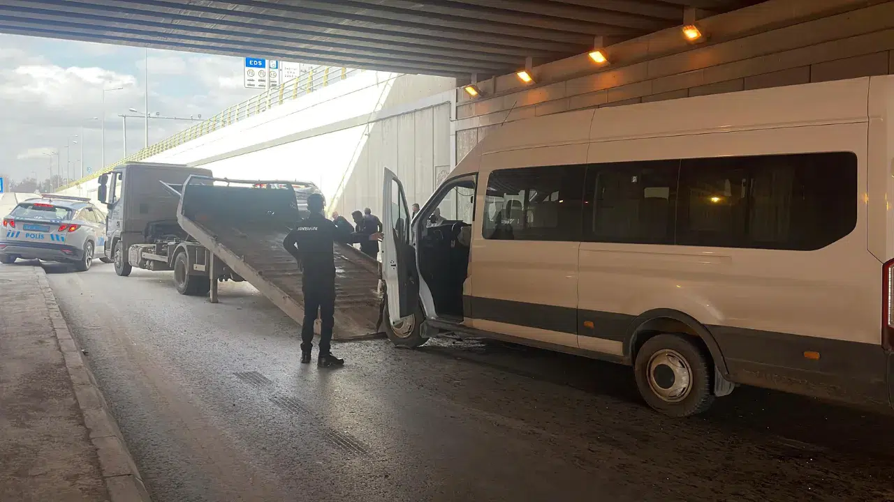 Konya'da servis aracı ve otomobil çarpıştı : 5 kişi yaralandı