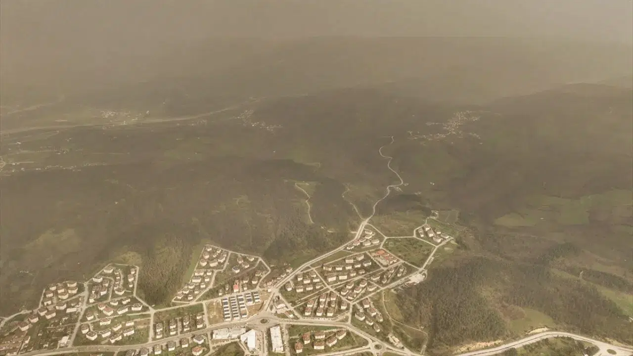 Düzce'de sarı alarm : Şehir toz taşınımı altında kaldı