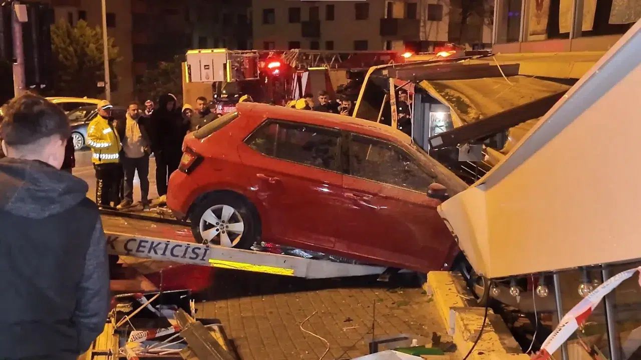 Üsküdar’da kontrolden çıkan otomobil iş yerine daldı : Sürücü yaralandı