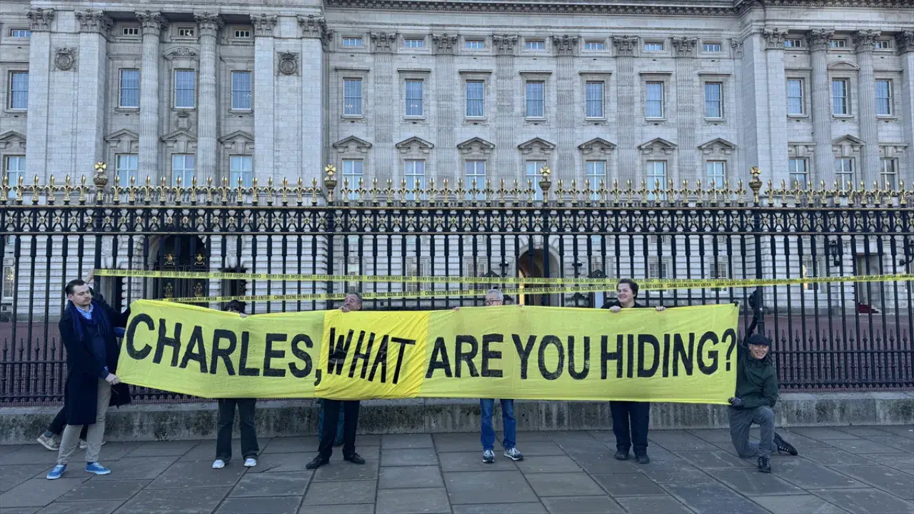 Buckingham Sarayı’na 'Suç mahalli' şeridi : Kraliyete Epstein protestosu