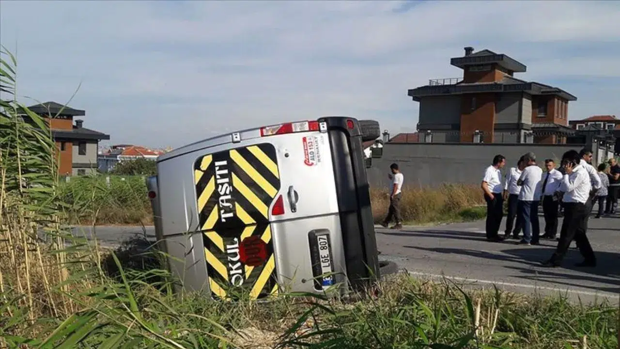 Sivas'ta öğretmenleri taşıyan minibüs bariyerlere çarptı : 3 kişi yaralandı
