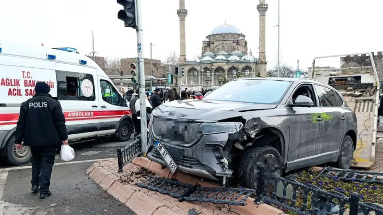 Kayseri'de SUV araç, yayaların arasında daldı : Çok sayıda yaralı var