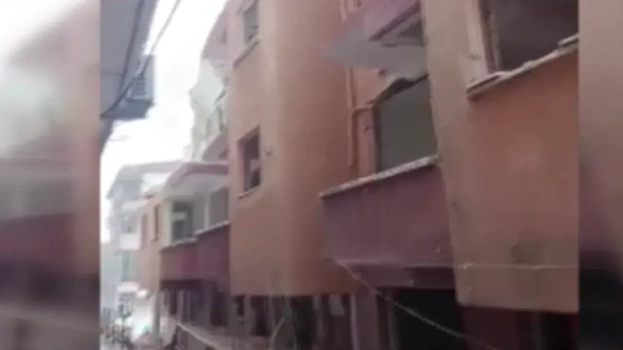 Küçükçekmece’de yıkım faciası : Kentsel dönüşüm binası yan binanın üzerine devrildi