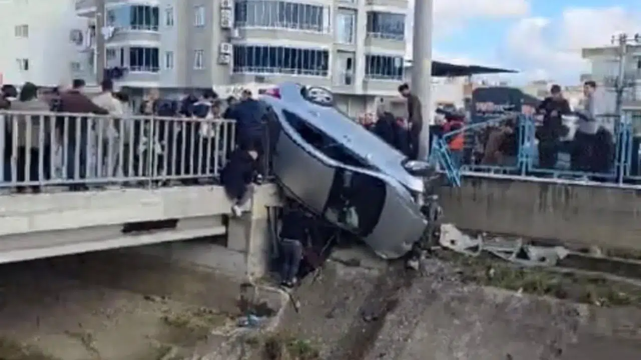 Mersin'de iki otomobil çarpıştı : Araçlardan biri köprüde asılı kaldı
