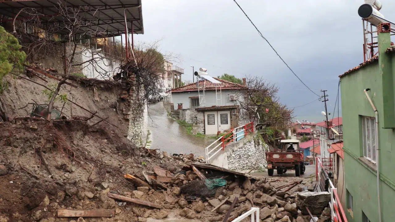 Aydın'da aşırı yağışlar yüzünden bahçe duvarı çöktü