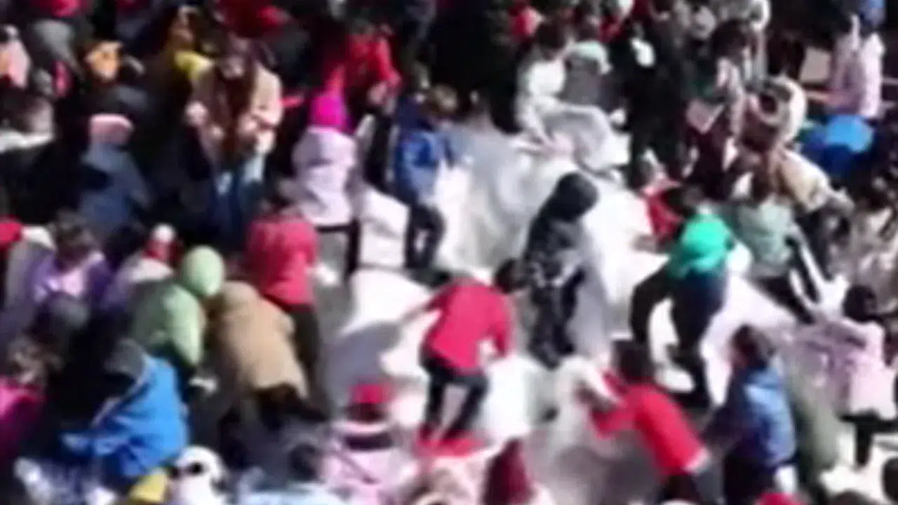 Muğla Seydikemer'de bir öğrencinin isteği üzerine okula kamyonla kar getirildi