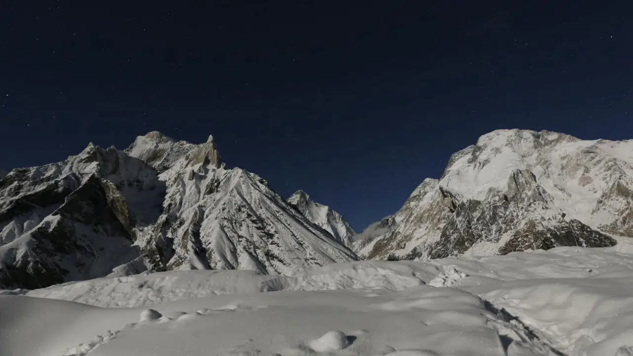 Pakistan'da dağcı buz duvarından düşüp hayatını kaybetti