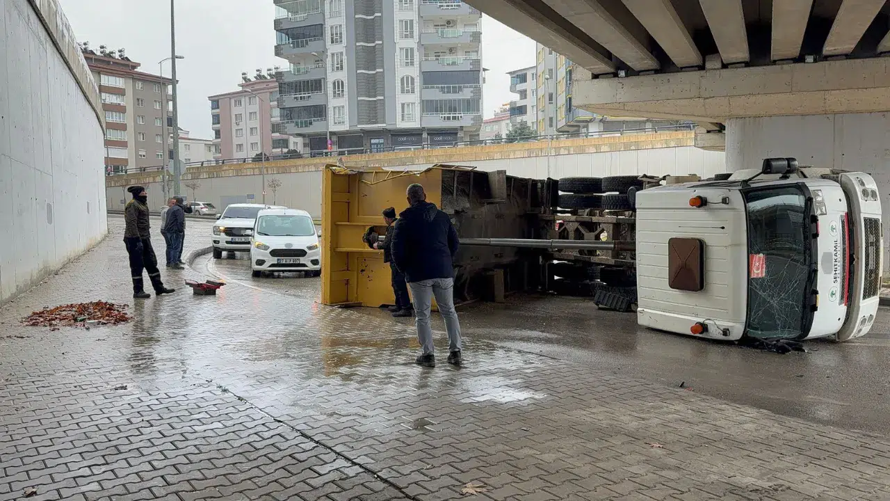 Gaziantep Şehitkamil’de damperi köprüye çarpan kamyon yan yattı