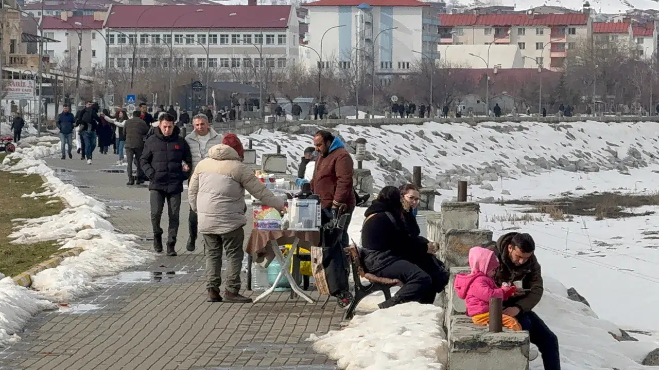 Bitlis Tatvan'da bahar havası hakim : Vatandaş sahile koştu