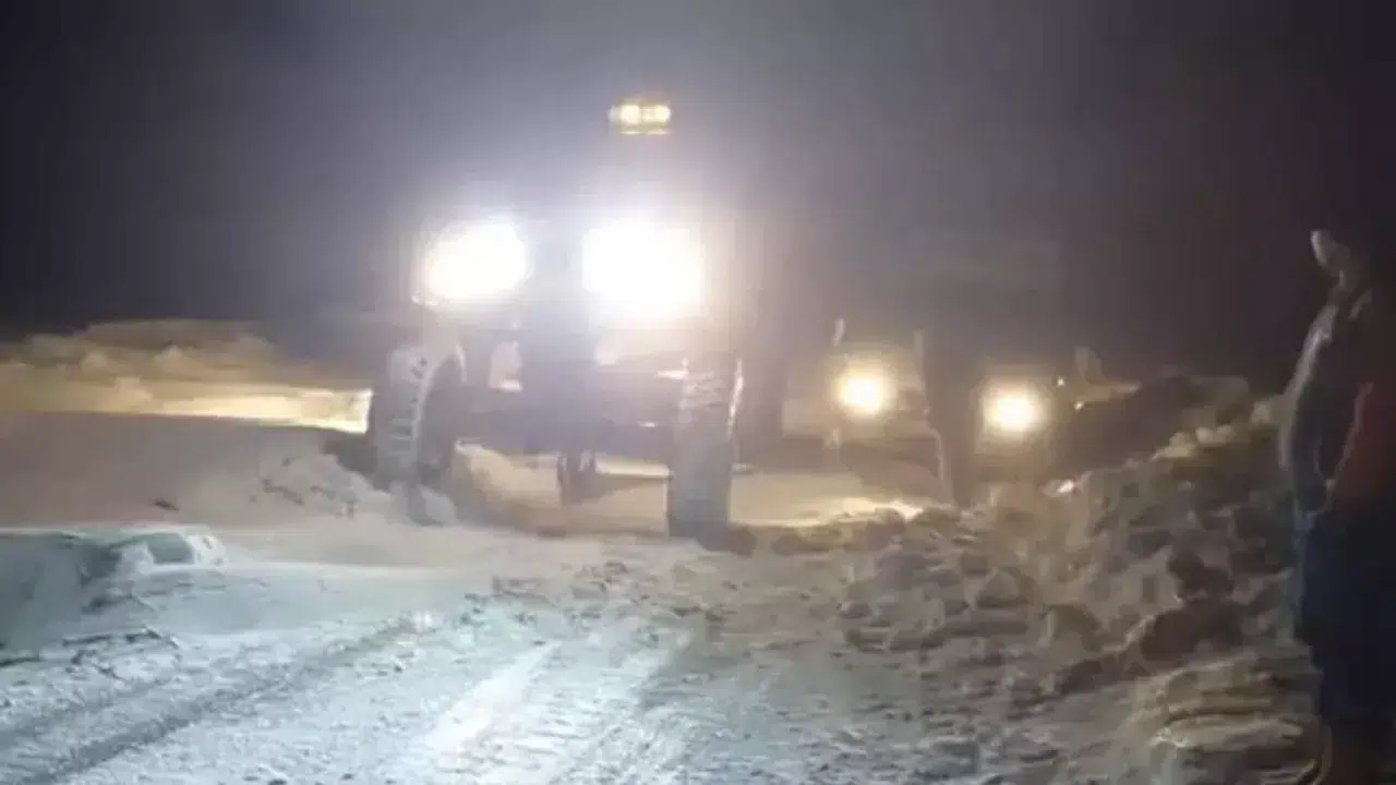 Tipi nedeniyle yolda mahsur kalan 30 kişi kurtarıldı : Ağrı'da okullar tatil mi ?