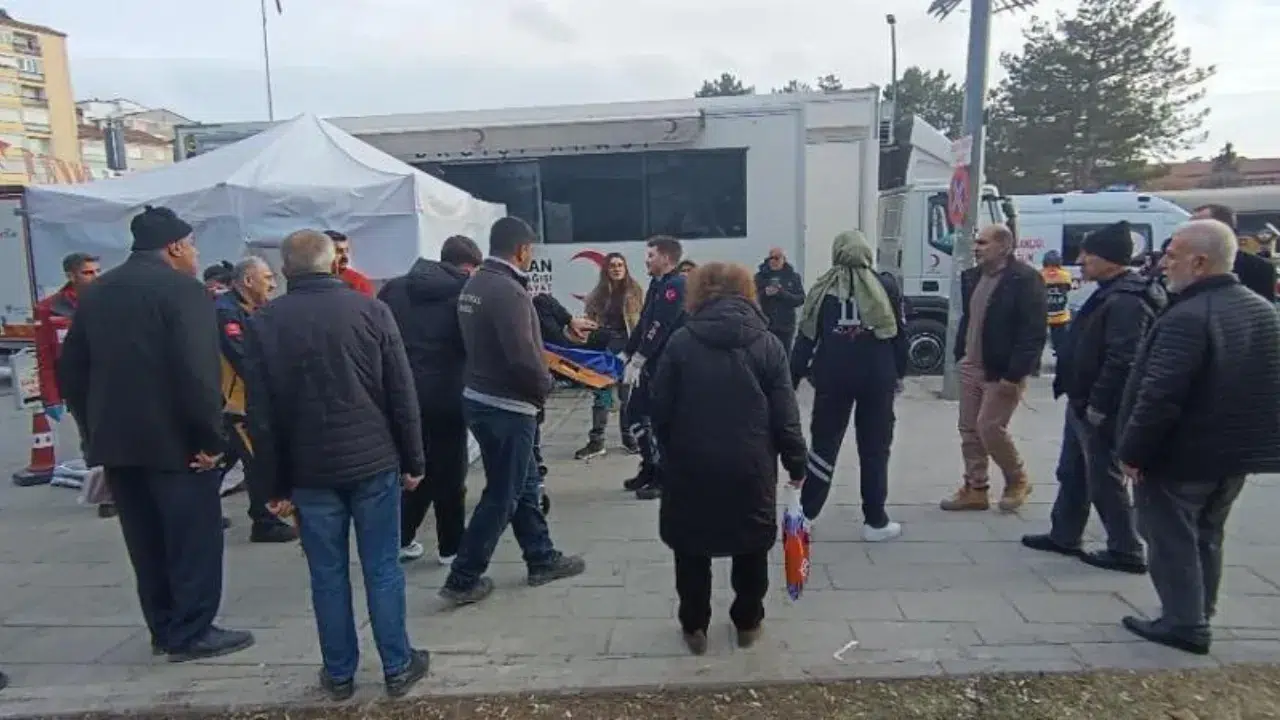 Elazığ'da bıçaklı kavga : Yaralıya ilk müdahaleyi yoldan geçen doktor yaptı