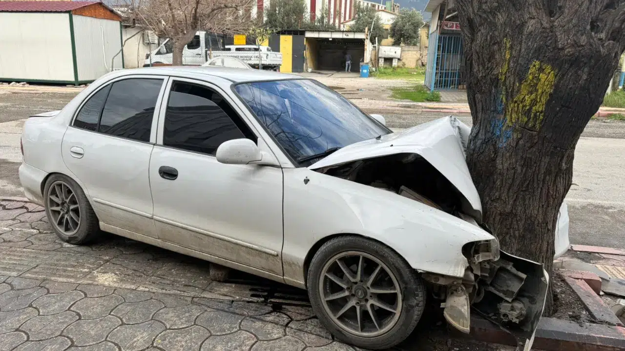 Hatay'da kaza : 17 yaşındaki sürücü ağaca çarptı