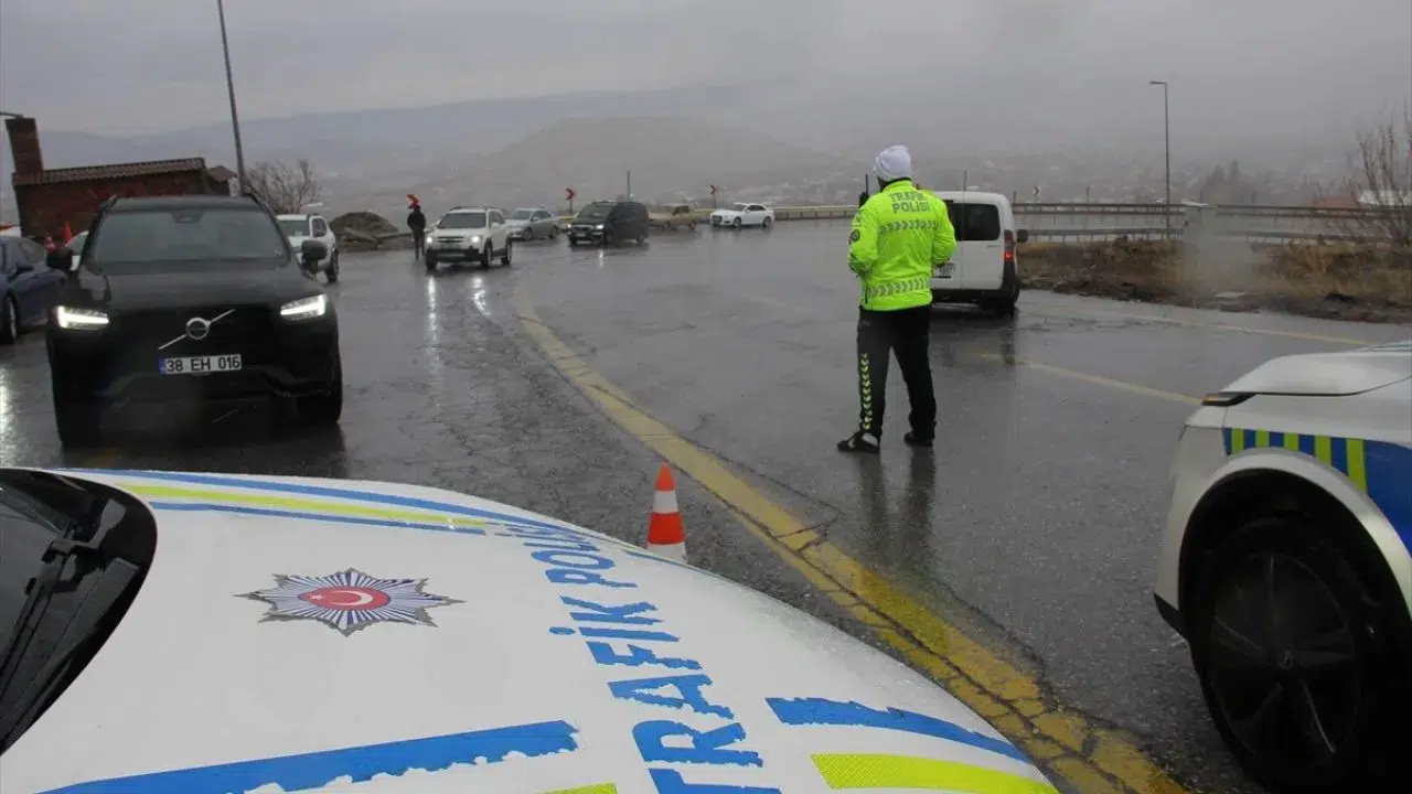 Erciyes Kayak Merkezi'ne giden kara yolu kapatıldı