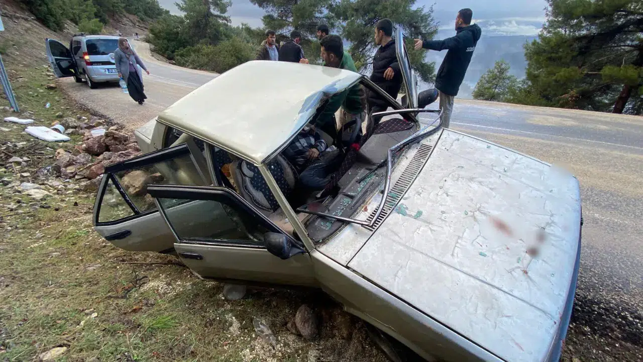 Kahramanmaraş’ta yamaçtan kopan kaya otomobile çarptı : 2’si ağır 4 yaralı