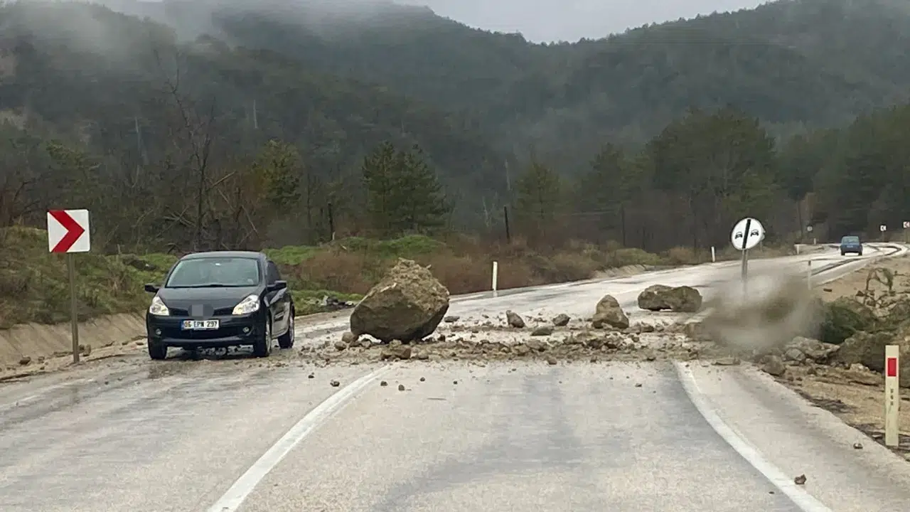 Bolu’da dağdan kopan kayalar yola düştü : Sürücüler son anda kurtuldu