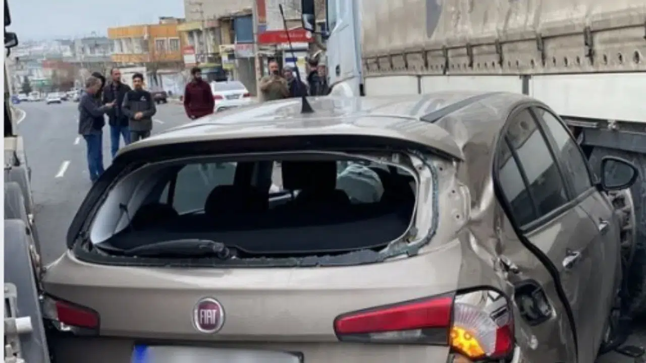 Şanlıurfa Hilvan’da otomobil iki tır arasında sıkıştı