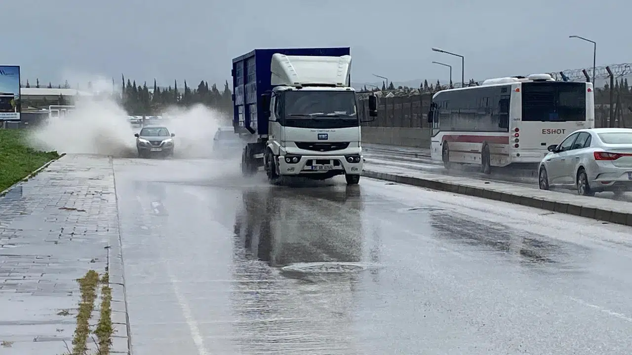 İzmir'de sağanak etkisi : Yollar göle döndü