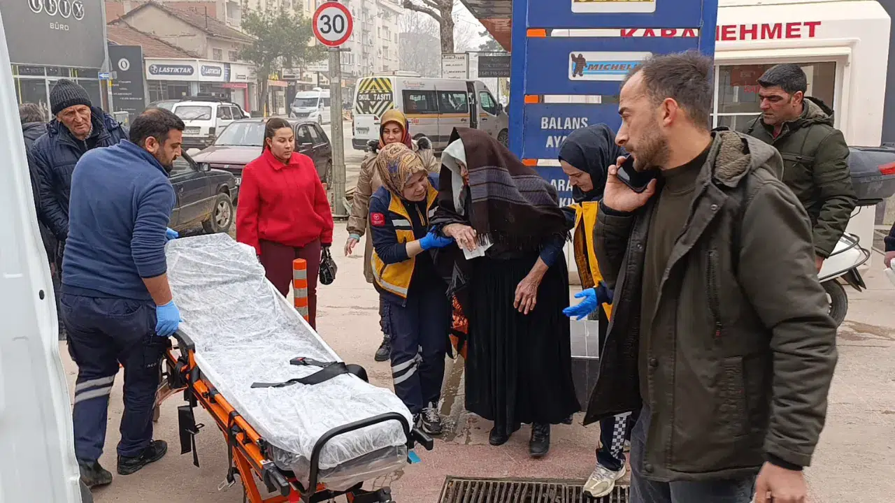 Bursa'da 80 yaşındaki kadına PTT kargo minibüsü çarptı