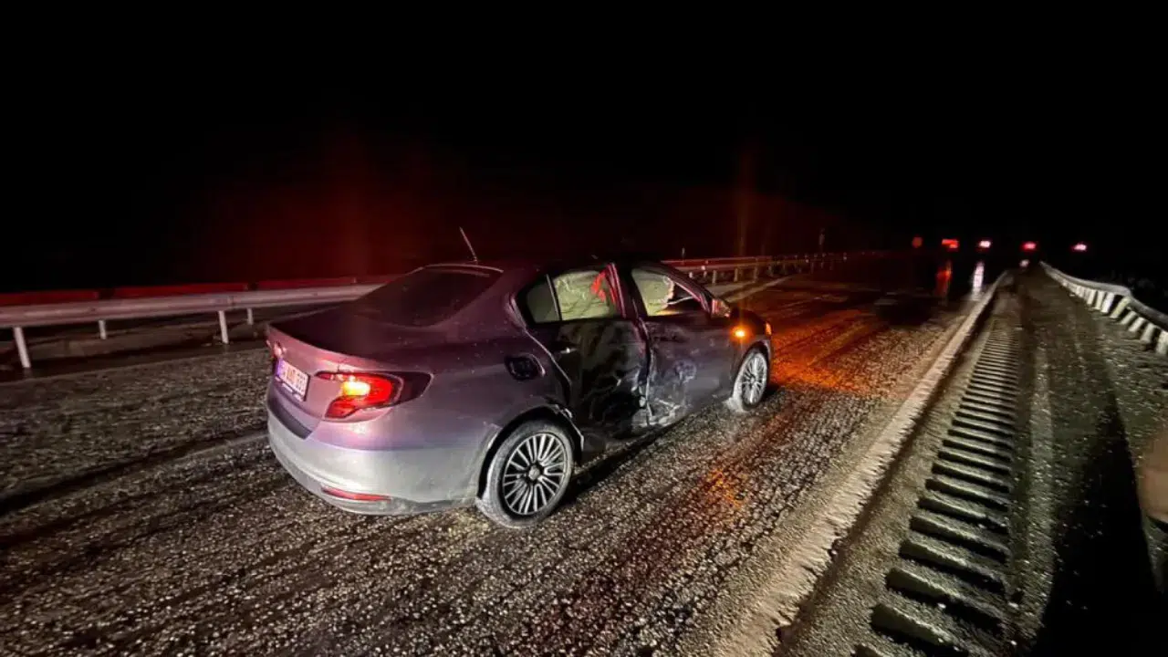 Manisa'da önce refüje ardından bariyerlere çarpan otomobildeki 2 kişi yaralandı