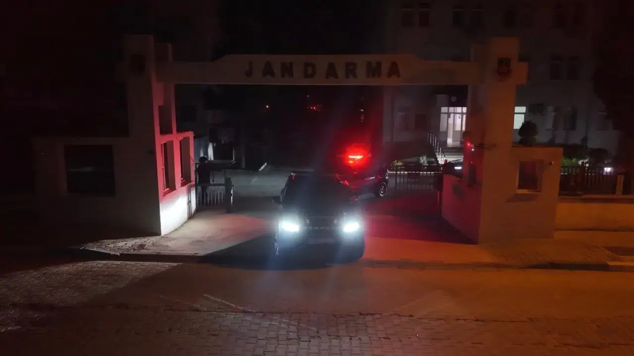 İzmir'de yolsuzluk operasyonu : 4 kişi tutuklandı