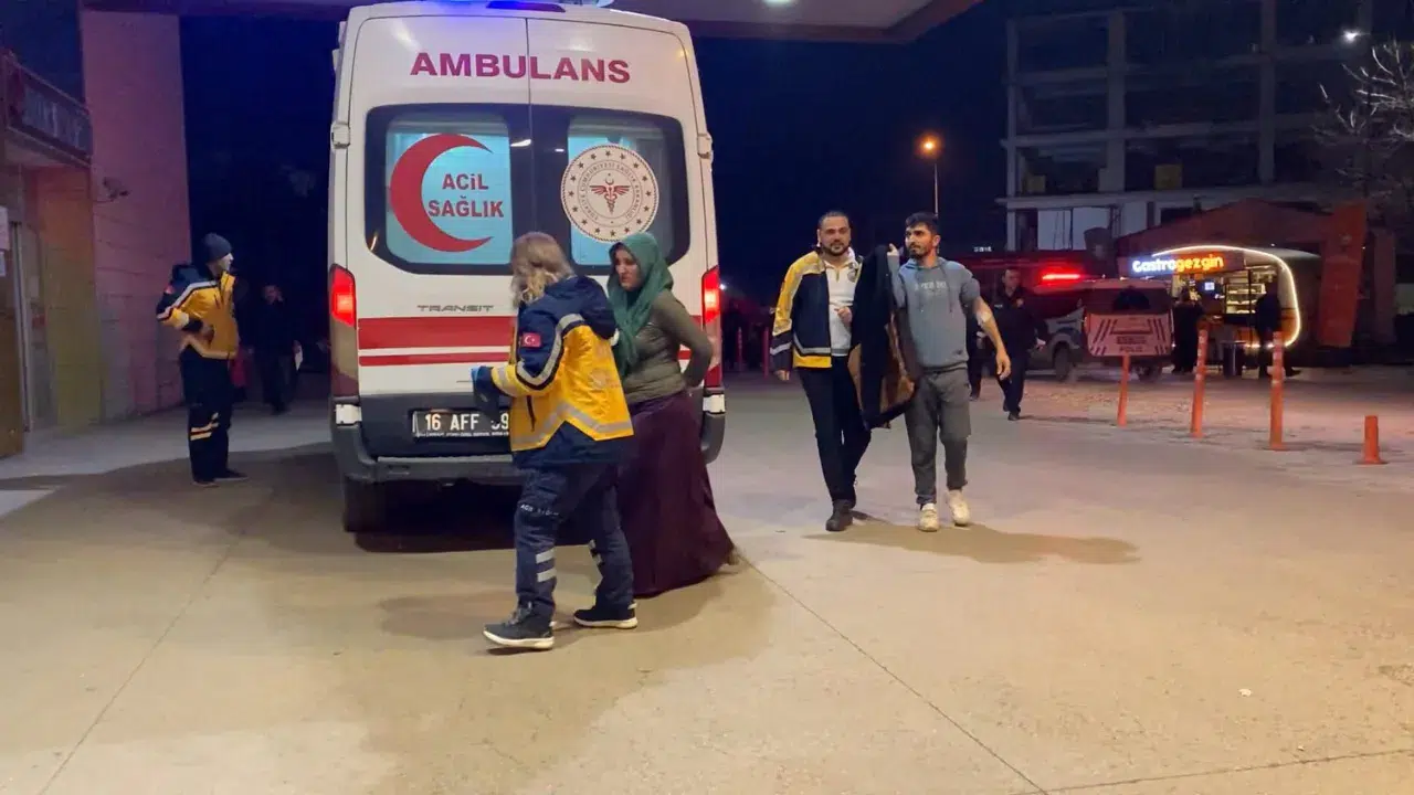 Bursa’da alacak-verecek kavgası kanlı bitti : Enişte eşini ve kayınbiraderini bıçakladı