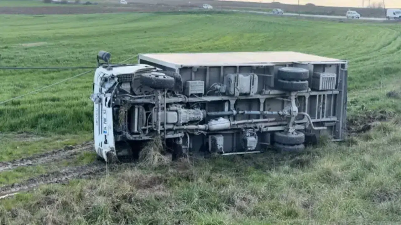 Arnavutköy’de kamyonet tarlaya savruldu : 2 kişi yaralandı