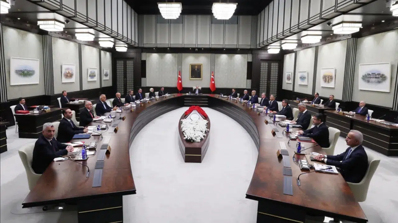 Kabine Toplantısı başladı : Yeni bakanlar ilk kez Beştepe'de! Emekli bayram ikramiyesine zam gelecek mi?