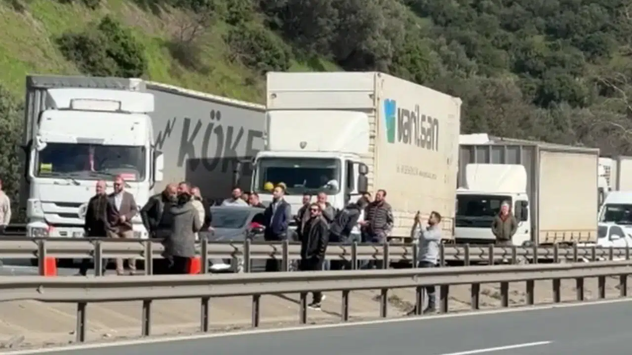 Anadolu Otoyolu İstanbul yönü kapandı ! Kocaeli’de tır kazası trafiği durdurdu