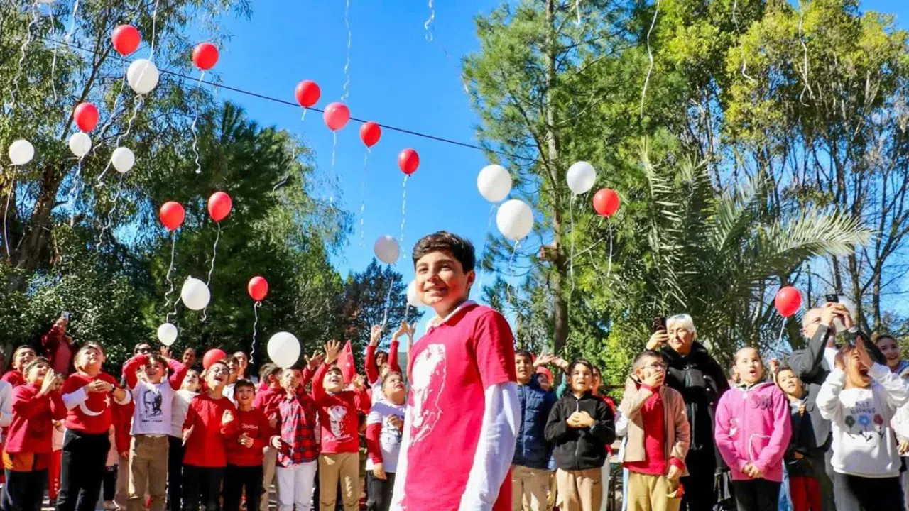 Antalya'da lösemiyi yenen 12 yaşındaki çocuk için gökyüzüne balonlar bırakıldı
