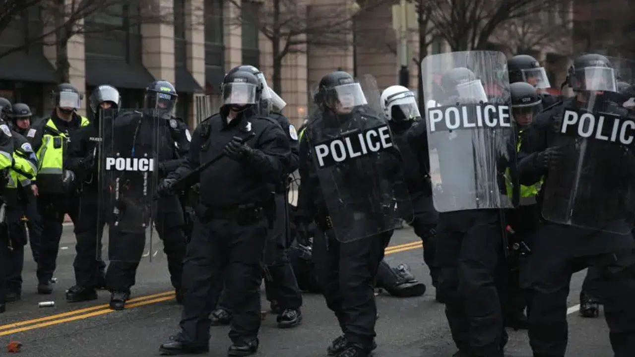 ABD ICE karşıtı protestolara göz yaşartıcı gazla müdahale etti