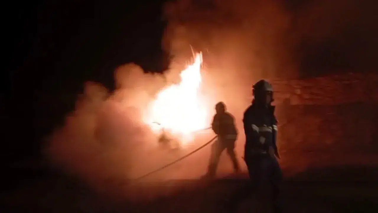 Mardin'de park halindeki otomobil alevlere teslim oldu