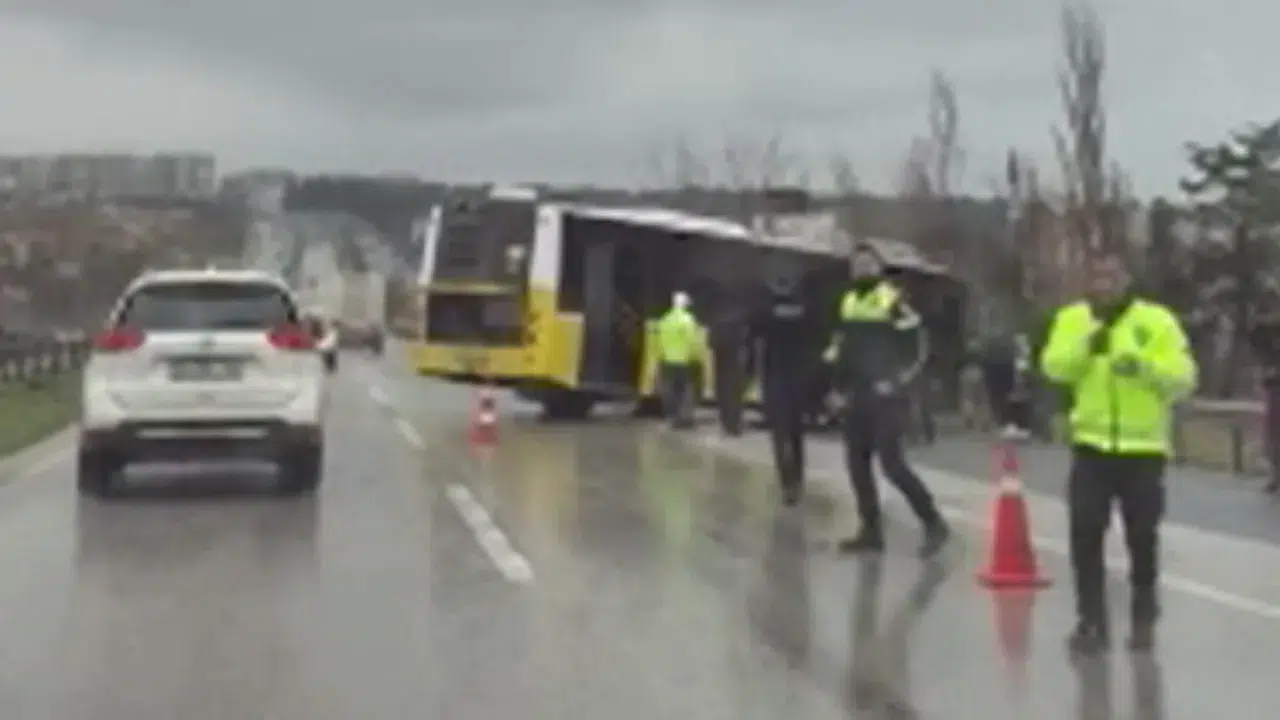 Büyükçekmece’de İETT otobüsü bariyere çarptı : Yaralılar var